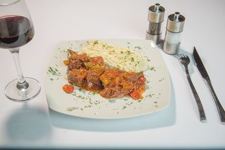 Tocanita de vitel cu piure de cartofi