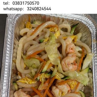 udon saltato con gamberi e verdure