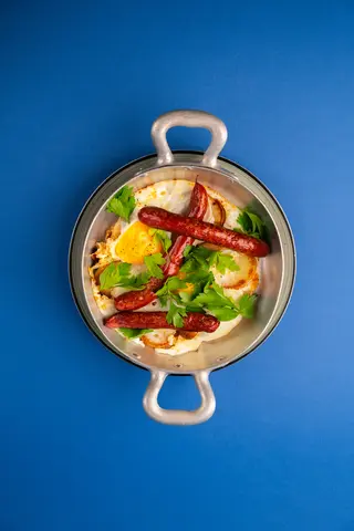 Яєчня зі шкварками та ковбасками (300г)
