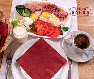 Jaje na oko sa suvim mesom