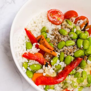 Slow Bowl  - веган салата  за обяд с елда, ориз, едамаме и зеленчуц