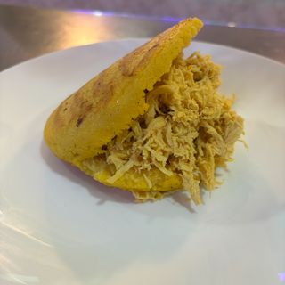 Arepa de pollo mechado