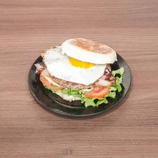 Hambúrguer no Bolo do Caco com Queijo, Alface, Tomate, Bacon e Ovo