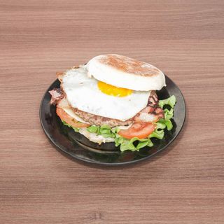 Hambúrguer no Bolo do Caco com Queijo, Alface, Tomate, Bacon e Ovo