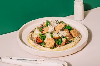 Salata cu hummus și pui crispy