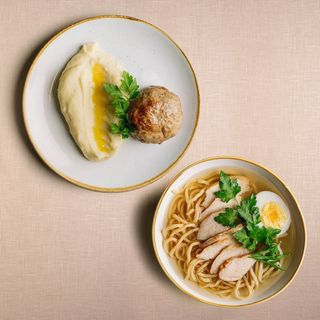 Комбо: пюрешка, котлетка зі свинини та бульйончик