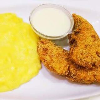 Crap grătar cu mămăliguță și usturoi