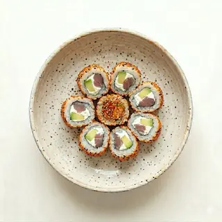 California De Atún , aguacate queso crema Con Sachimi (9Uds.)