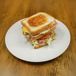 Sándwich Atún Con Jamón Y Huevo