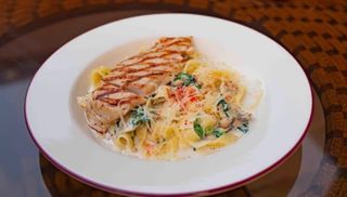 Фетучини с куриным стейком