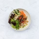 Bun noodle bowl ternera marinada en citronela  