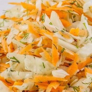 Зелева салата с моркови