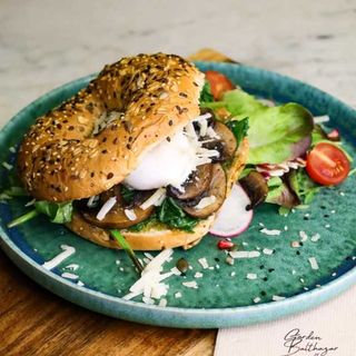 Bagel de Cogumelos e Espinafres