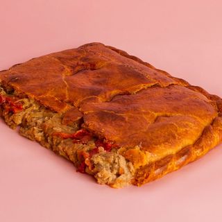 1/2 Empanada gallega de bonito, cebolla y pimiento asado