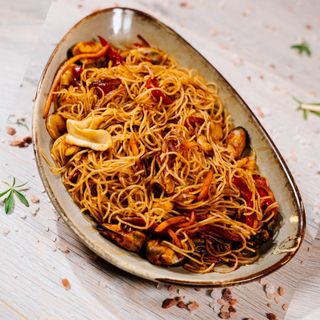 Noodles cu fructe de mare