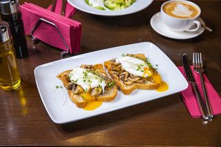 Ou poșat cu ciuperci