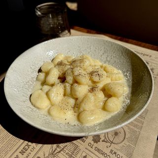 Ñoquis con crema de parmesano