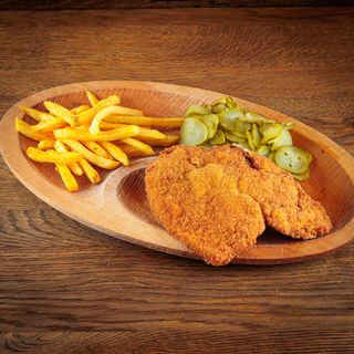 Bečka šnicla 2 komada sa povrćem i krompirom na kriške