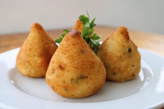 Coxinha De Galinha C/ Queijo Cremoso