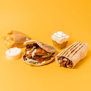 2 Kebabs + Fritas con mayo + Postre