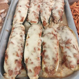 Calabacín relleno de atún y patatas fritas 