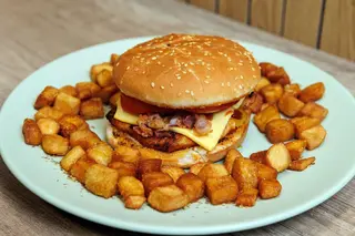 Pileći burger sa slaninom