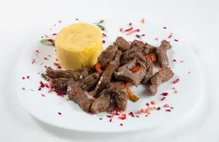 Pastrama de oaie cu mamaliga