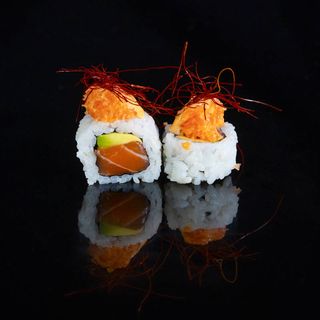 326. Ura Especial Tartar De Salmón Picante (8 Uds.)