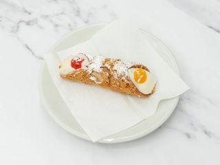 Cannolo con ricotta e canditi