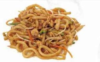 124 spaghetti udon saltati con pollo e verdure
