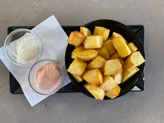 Patatas Bravas con ali-oli y salsa brava