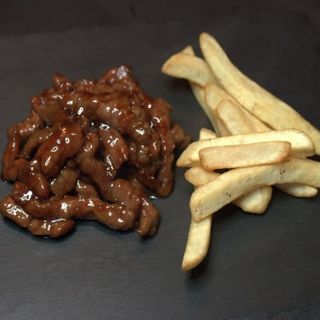 Ternera con patatas fritas