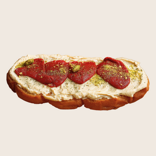 Tostada de hummus,  pimientos de Lodosa, eneldo y pistachos