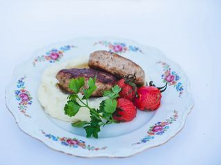 Pirjoale din pește cu piure de cartofi și roșii murate