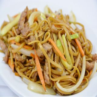 33. Tallarines fritos con ternera