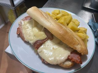 BOCADILLO DE LOMO Y QUESO