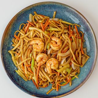 Tallarines fritos con gambas