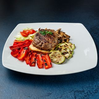 Biftek sa grilovanim povrćem 250g