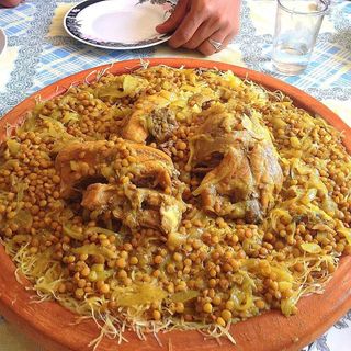 rfissa 8 personne dans une grande assiette de Fakhare