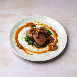 Biftek u sosu od smokve, sa baby spanaćem