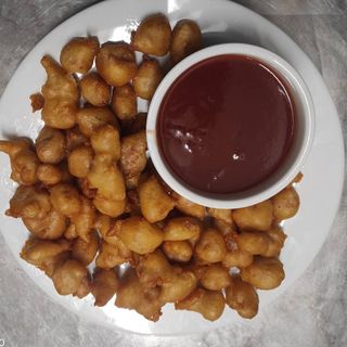 38. Свинско панирани хапки със сладко-кисел сос (600г)