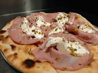 Pizza Foccacia Con Mortadela, Burrata y Pistachos (32 Cm.)