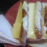Bocadillo de Salchicha del país y queso
