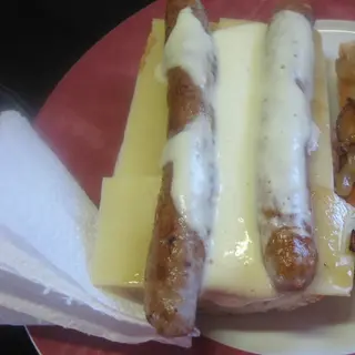 Bocadillo de Salchicha del país y queso