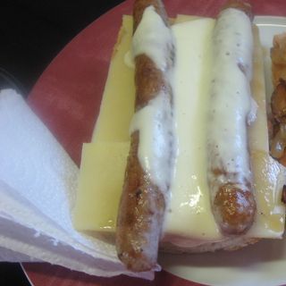 Bocadillo de Salchicha del país y queso