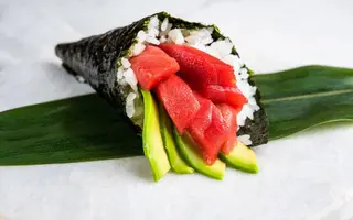 211.- Temaki De Atún Con Aguacate