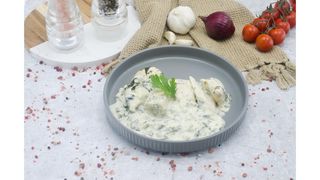 Piept de pui cu sos de parmezan și spanac 200g