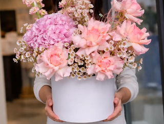 Aranjament floral in cutie cu trandafiri regali pink si hortensie