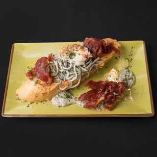 Pincho de gulas al ajillo