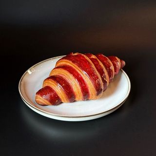 Круасан з полуницею та крем-сиром (120г)